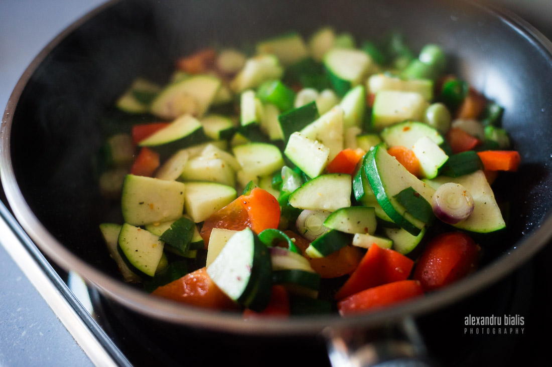 Fotografie culinara, legume maruntite la tigaie