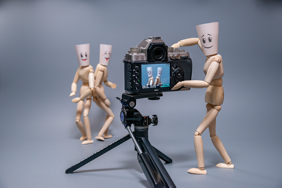 Curs foto online cu Alexandru Bialis. Fotografie didactica cu modele: manechini din lemn si aparat foto DSLR