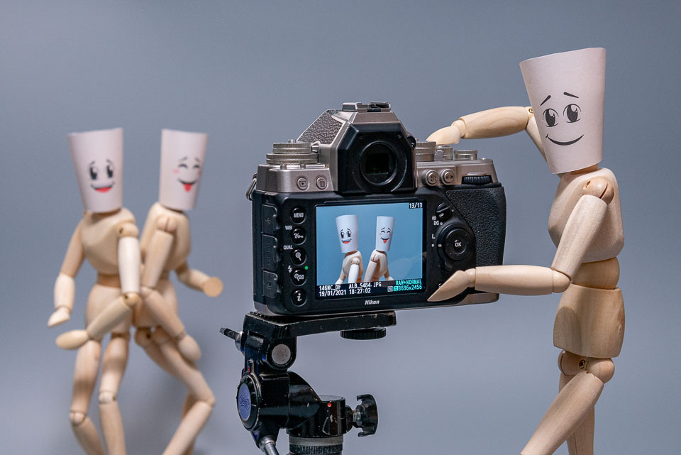 Curs foto online cu Alexandru Bialis. Fotografie didactica cu modele: manechini din lemn si aparat foto DSLR