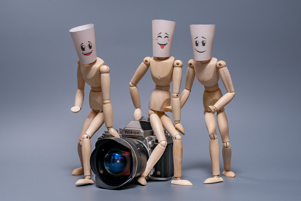 Curs foto online cu Alexandru Bialis. Fotografie didactica cu modele: manechini din lemn si aparat foto DSLR