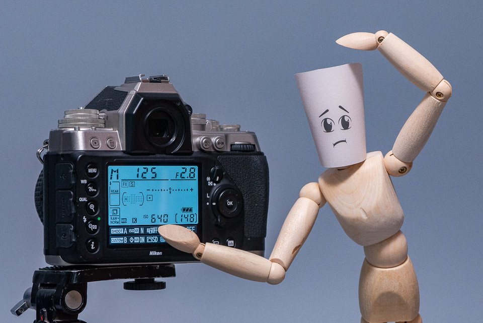 Curs foto online cu Alexandru Bialis. Fotografie didactica cu modele: manechini din lemn si aparat foto DSLR