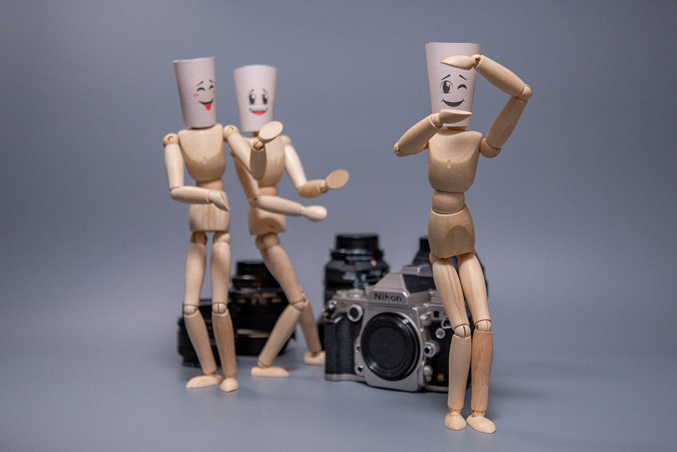 Curs foto online cu Alexandru Bialis. Fotografie didactica cu modele: manechini din lemn si aparat foto DSLR