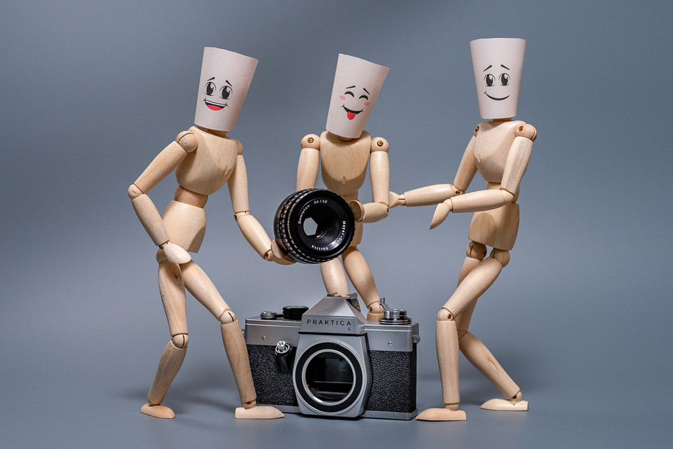 Curs foto online cu Alexandru Bialis. Fotografie didactica cu modele: manechini din lemn si aparat foto DSLR