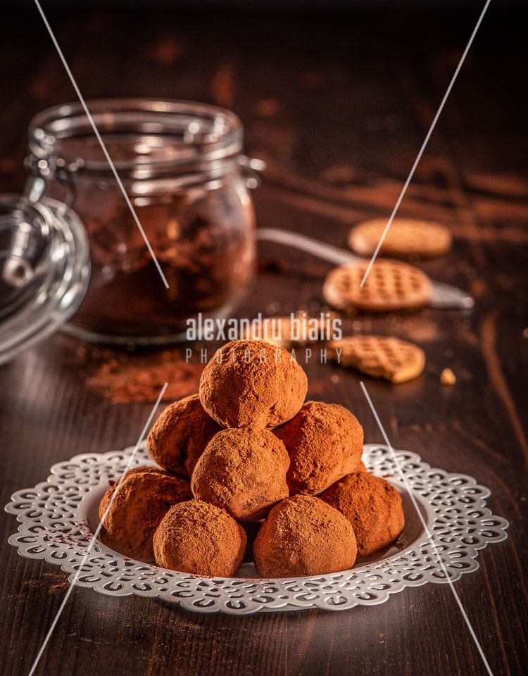 fotografie-culinara-Bile de ciocolata si biscuiti